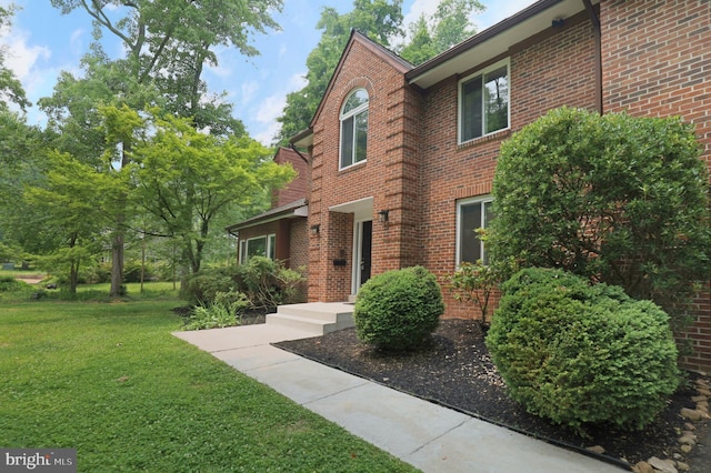 view of front of house with a front lawn