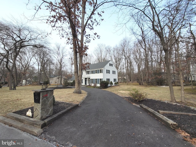 view of front of property featuring a front lawn