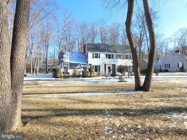 view of front of property featuring a front yard