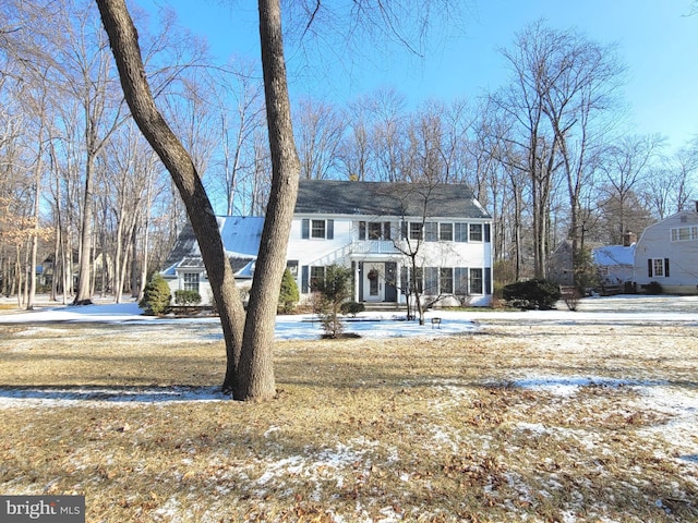 colonial home featuring a lawn