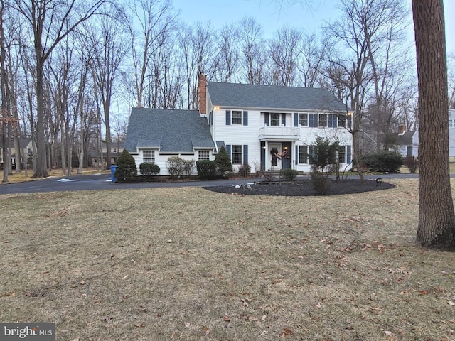 colonial home with a front yard