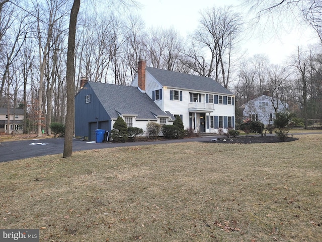 view of front facade featuring a front lawn