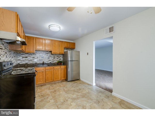 kitchen with ceiling fan, sink, black / electric stove, tasteful backsplash, and stainless steel refrigerator