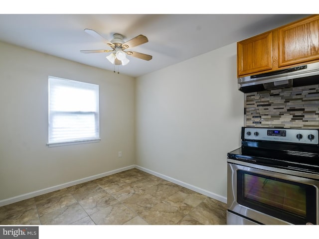 kitchen with stainless steel electric stove, decorative backsplash, and ceiling fan