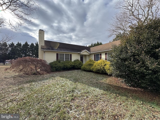 ranch-style house with a front yard