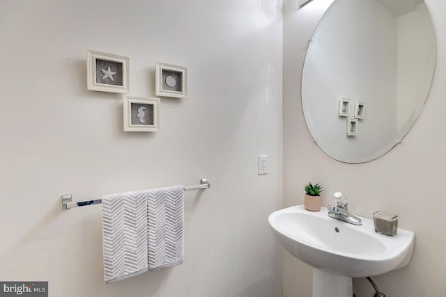 bathroom featuring sink