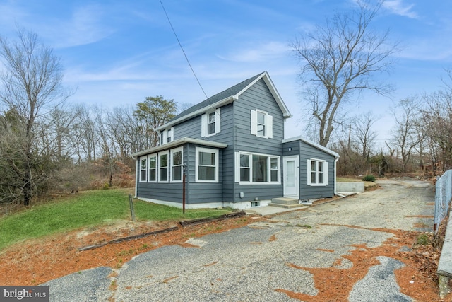 view of front property featuring a front yard