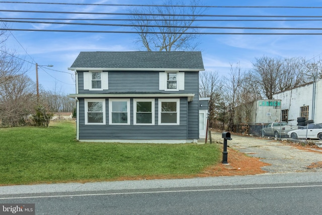 view of front of property featuring a front yard