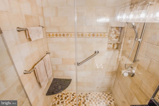 bathroom featuring a tile shower