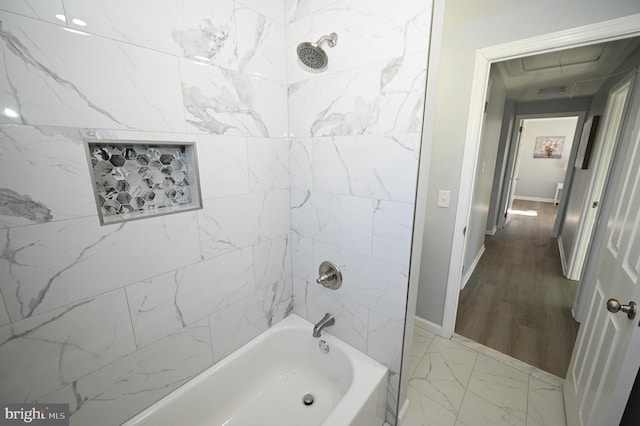 bathroom with tiled shower / bath