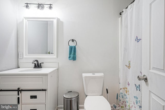 bathroom with a shower with shower curtain, vanity, and toilet