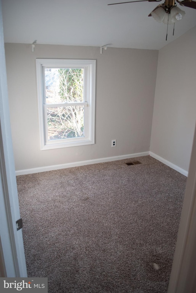 carpeted empty room featuring ceiling fan