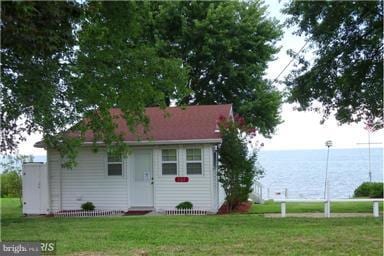 view of front of house with a front lawn