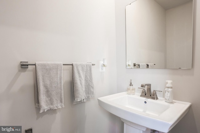 bathroom featuring sink