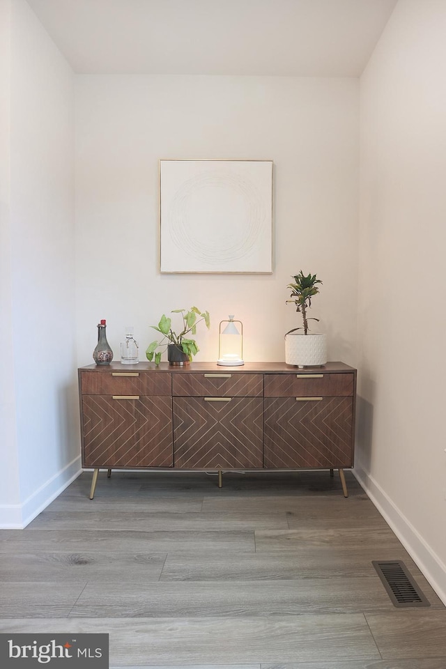 details with hardwood / wood-style flooring