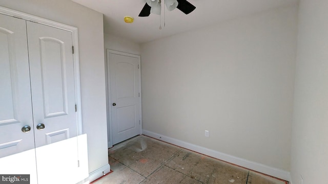 unfurnished bedroom featuring ceiling fan and a closet