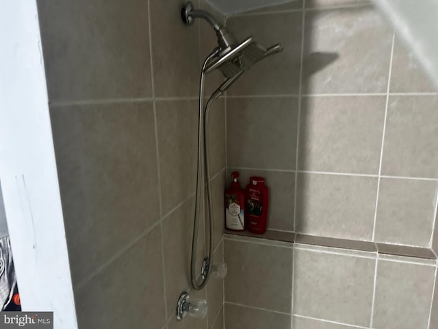 details featuring tiled shower