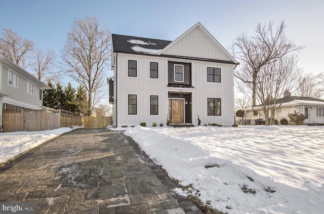 view of modern farmhouse style home