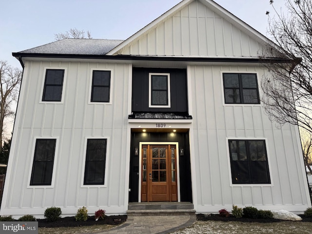 view of modern farmhouse style home