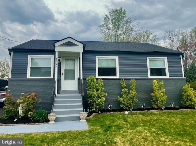 view of front of house featuring a front lawn