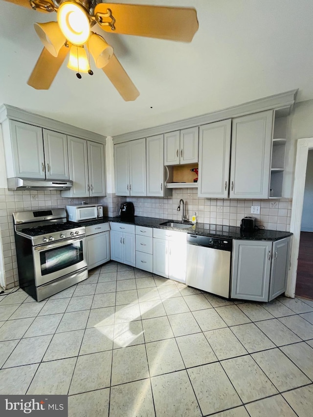 kitchen featuring stainless steel appliances, tasteful backsplash, sink, and gray cabinets