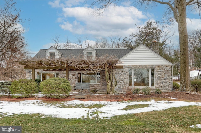 view of front of property featuring a lawn