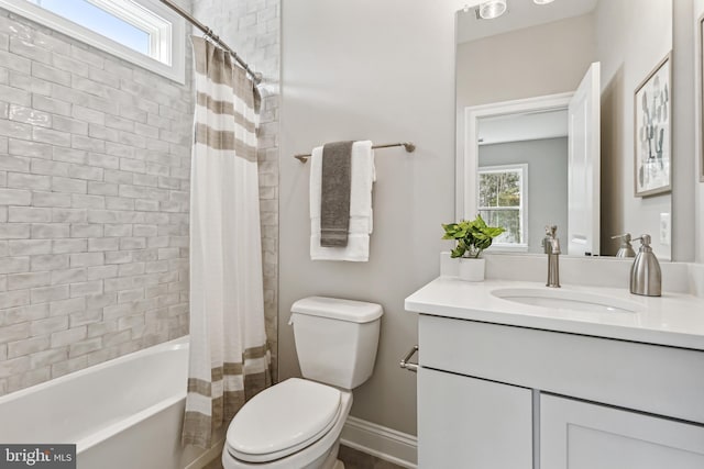 full bathroom with a wealth of natural light, toilet, vanity, and shower / bath combo