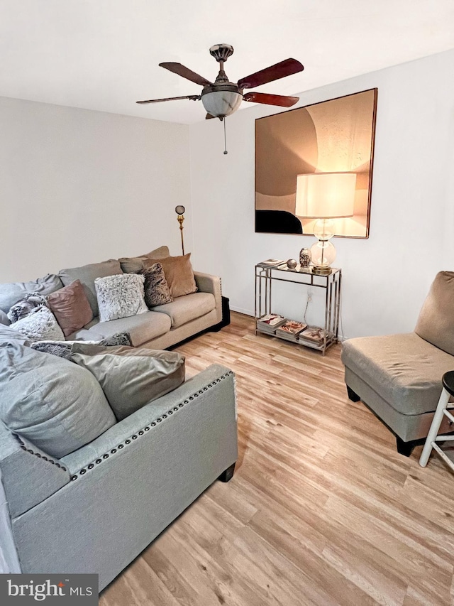 living room featuring light hardwood / wood-style floors and ceiling fan