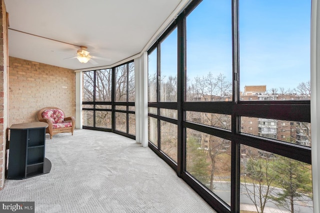 sunroom with ceiling fan