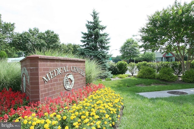 community / neighborhood sign featuring a yard