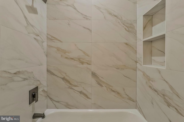 bathroom with tiled shower / bath combo