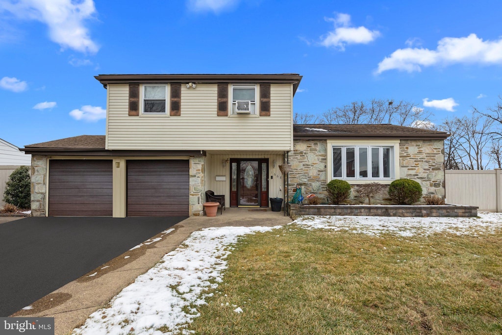 view of front of house featuring a front lawn and a garage