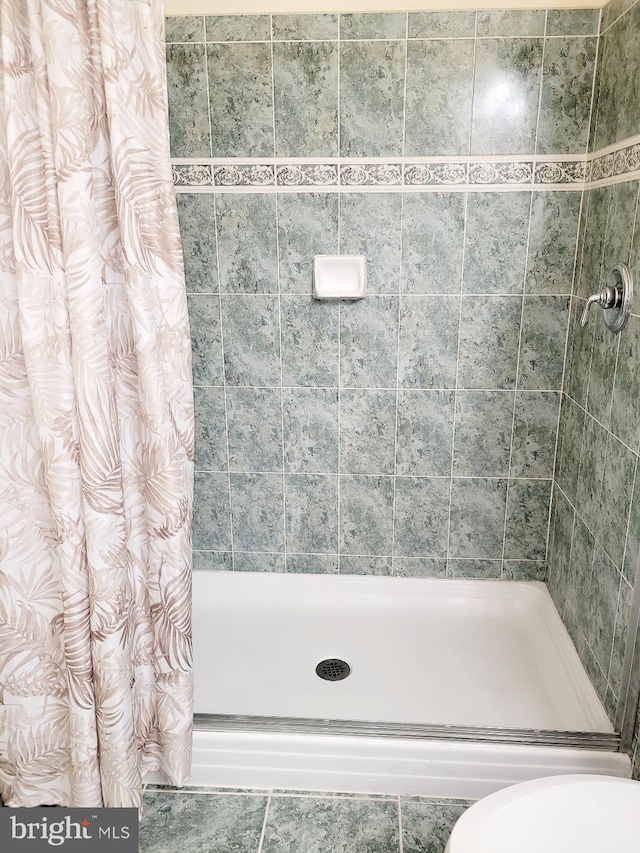 bathroom featuring a shower with curtain