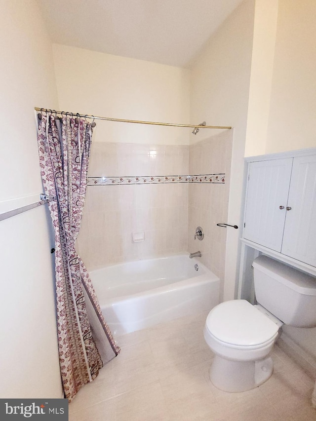 bathroom with shower / bath combo with shower curtain and toilet