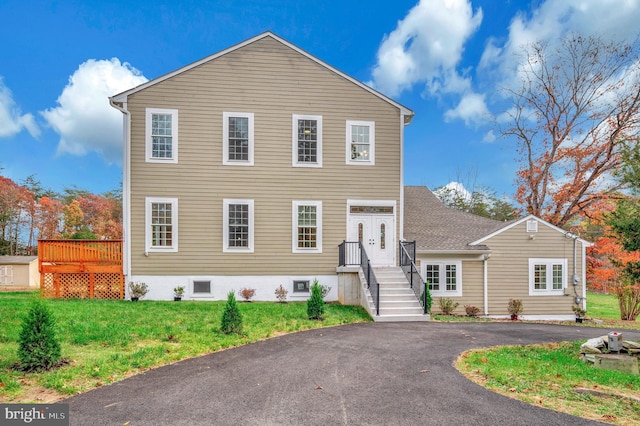 front of property featuring a front lawn