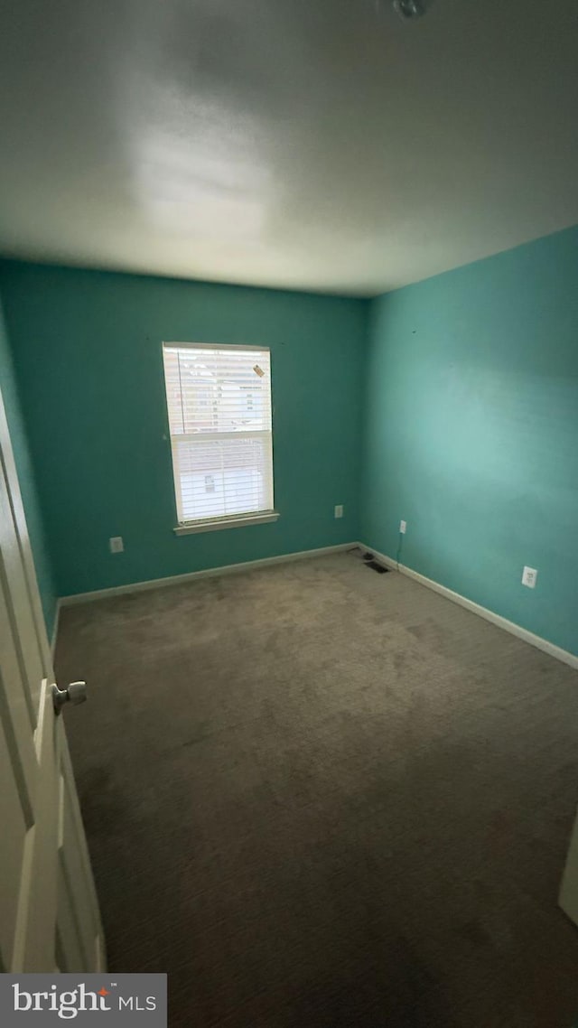 unfurnished room featuring carpet floors