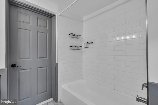 bathroom featuring tiled shower / bath combo