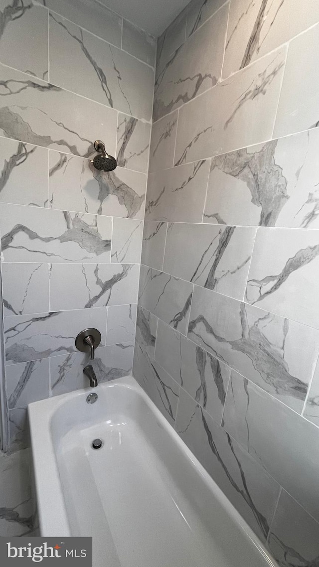 bathroom with tiled shower / bath