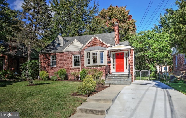 view of front of house featuring a front lawn