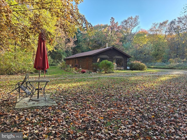 view of yard featuring an outdoor structure