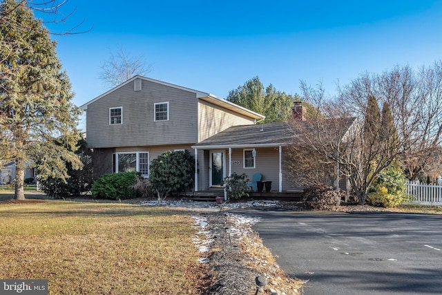 front of property with a front lawn