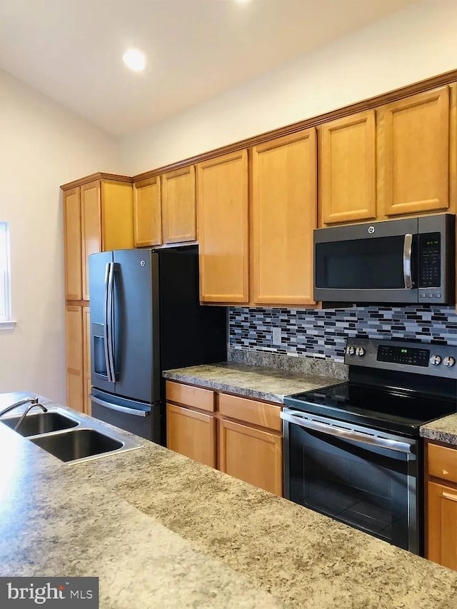 kitchen with sink, fridge with ice dispenser, decorative backsplash, and electric range