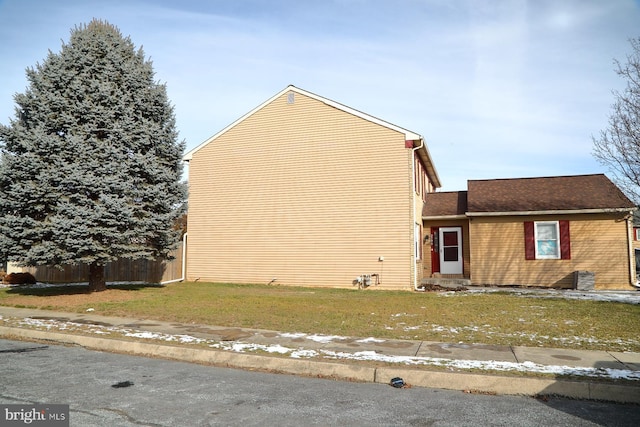 view of side of property featuring a yard