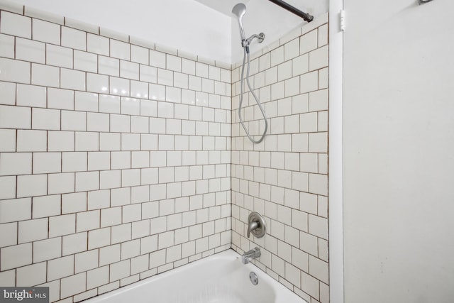 bathroom with tiled shower / bath