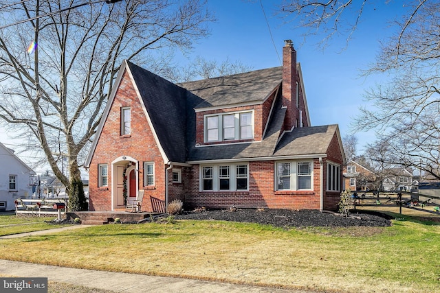 view of front of home featuring a front yard