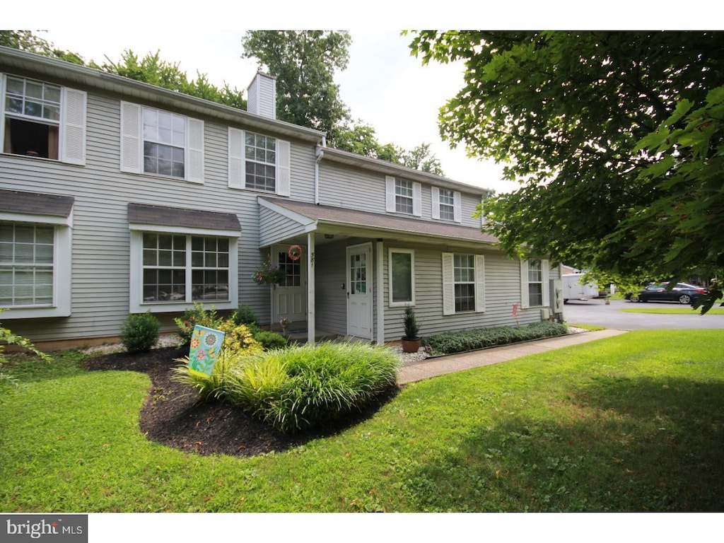 view of front facade featuring a front yard