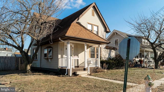 view of front of home featuring a front yard