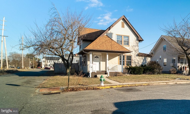 view of front of property featuring a porch and a front lawn