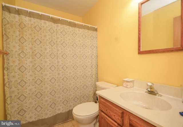 bathroom featuring a shower with curtain, vanity, and toilet