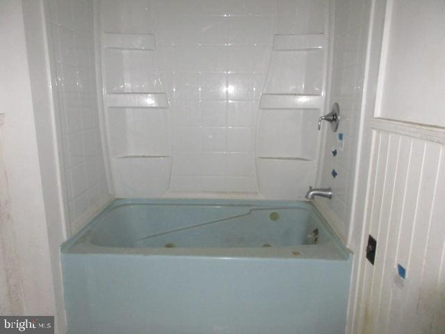 bathroom with shower / tub combination